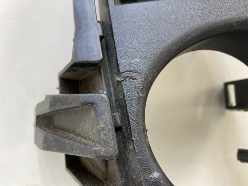 Рамка противотуманной фары левой