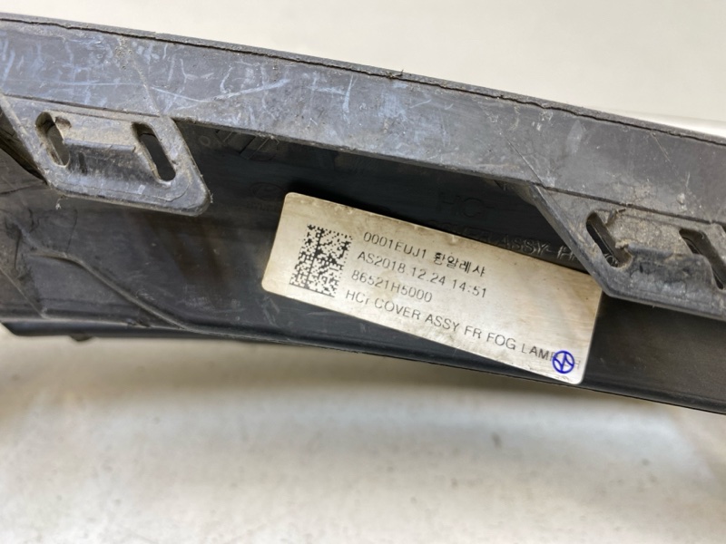 Рамка противотуманной фары левой