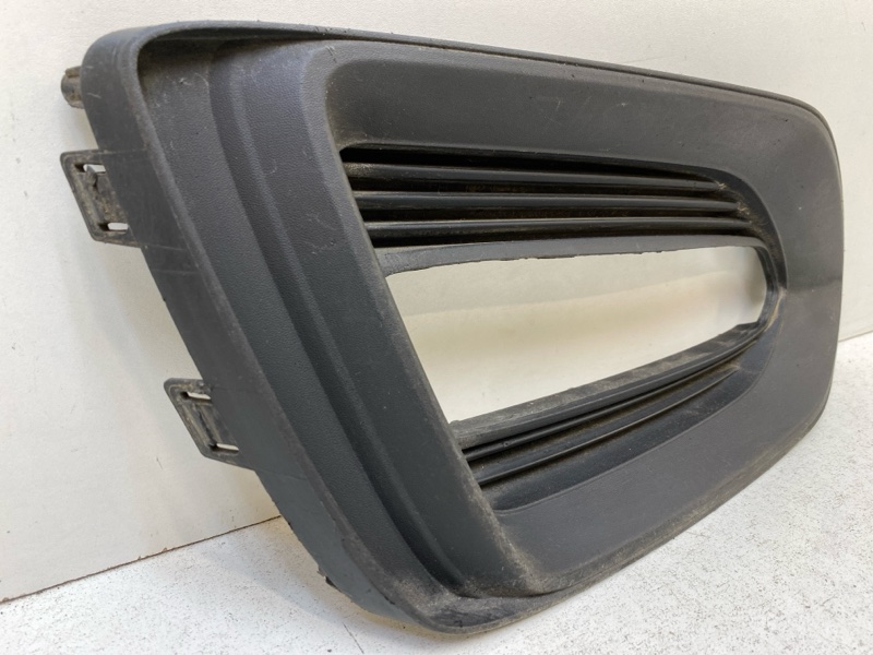 Рамка противотуманной фары левой