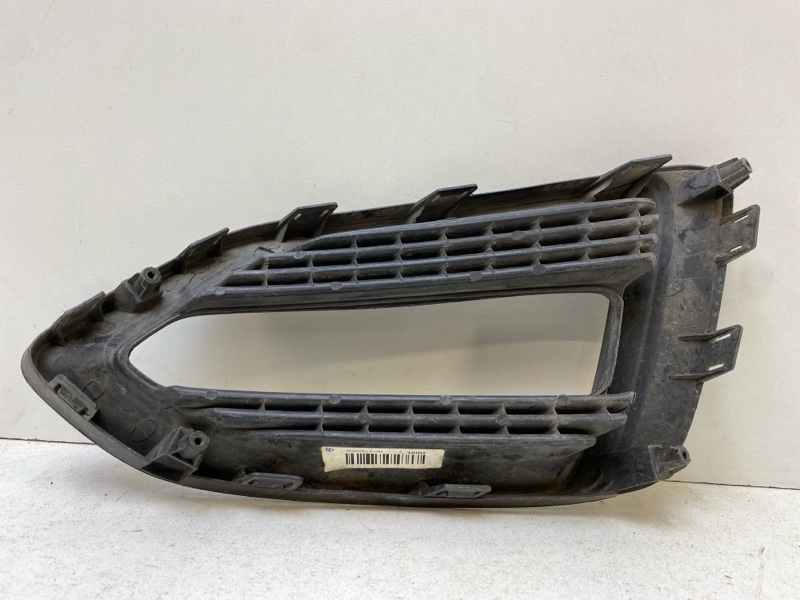 Рамка противотуманной фары левой