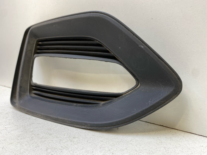 Рамка противотуманной фары левой