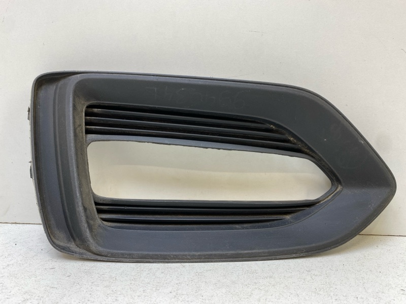 Рамка противотуманной фары левой