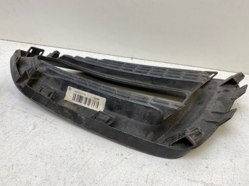 Рамка противотуманной фары левой