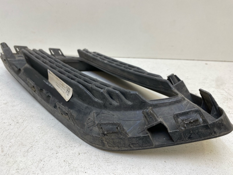 Рамка противотуманной фары левой