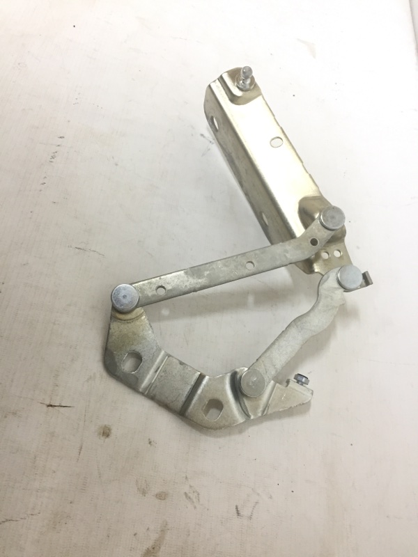 Петля капота правая