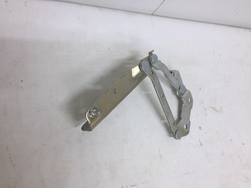 Петля капота правая