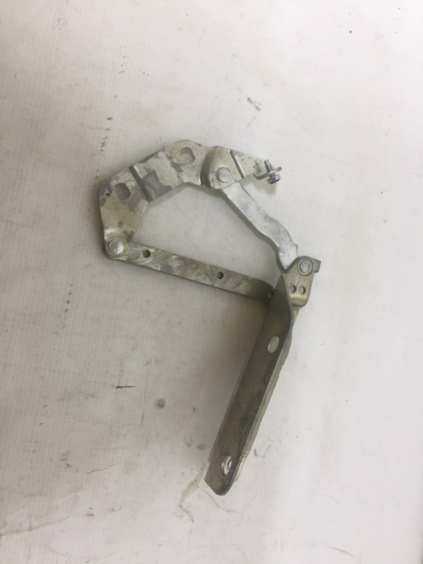 Петля капота правая