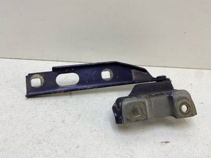 Петля капота правая