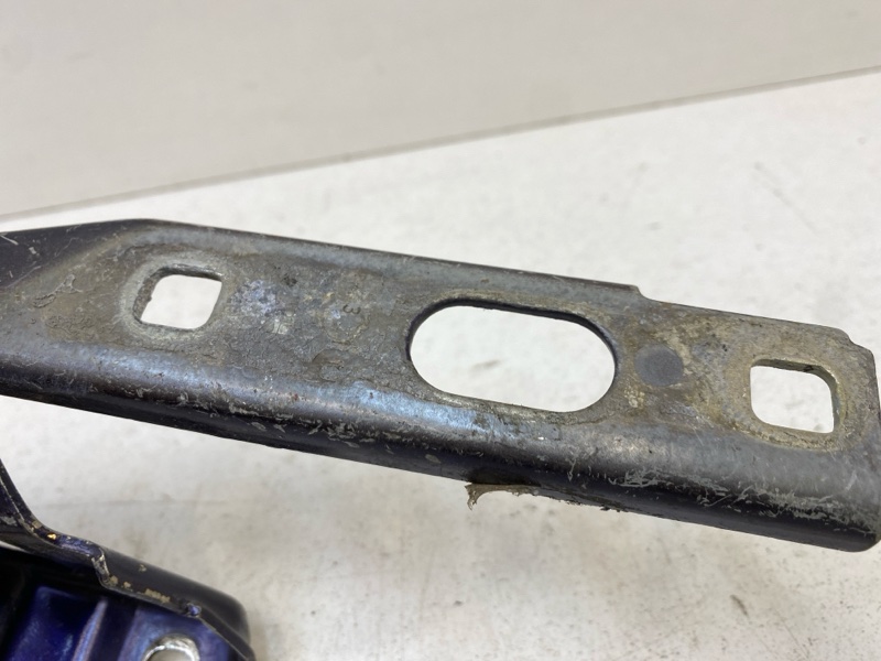 Петля капота правая