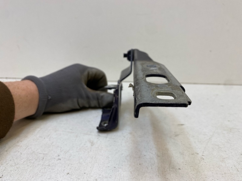 Петля капота правая