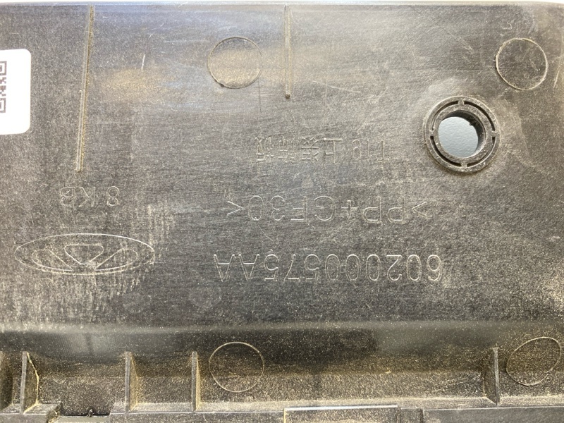 Кожух замка капота