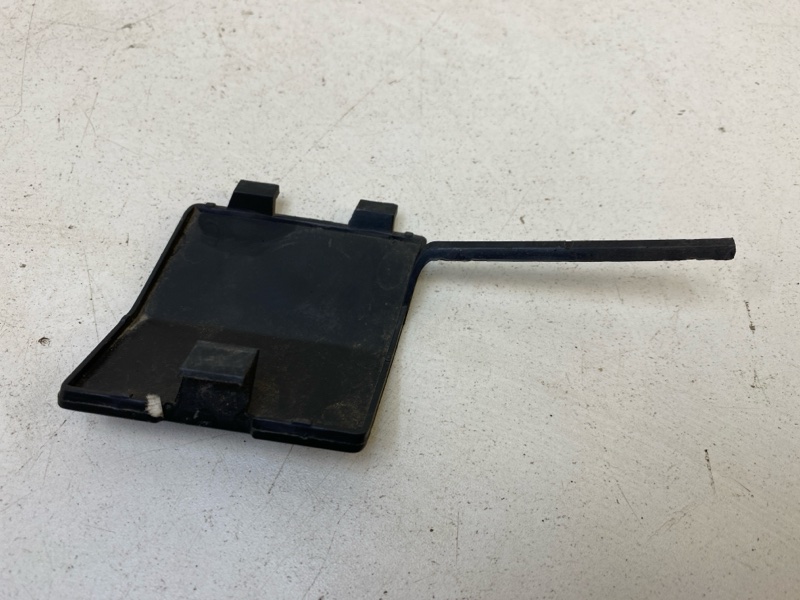 Заглушка буксировочного крюка