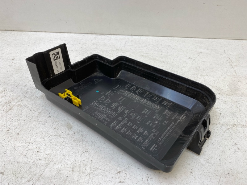 Крышка блока предохранителей / реле