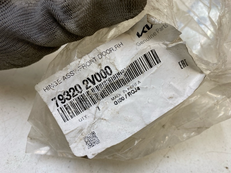 Петля двери передней правой верхняя