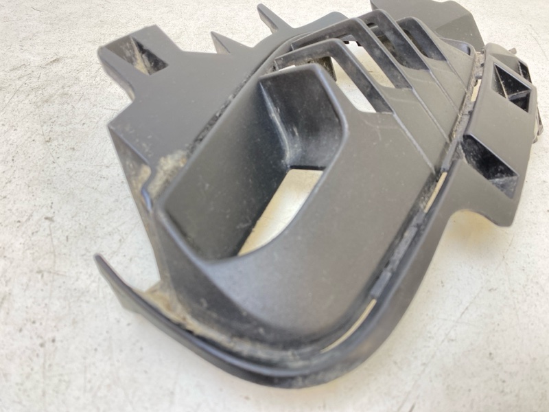 Рамка противотуманной фары левой