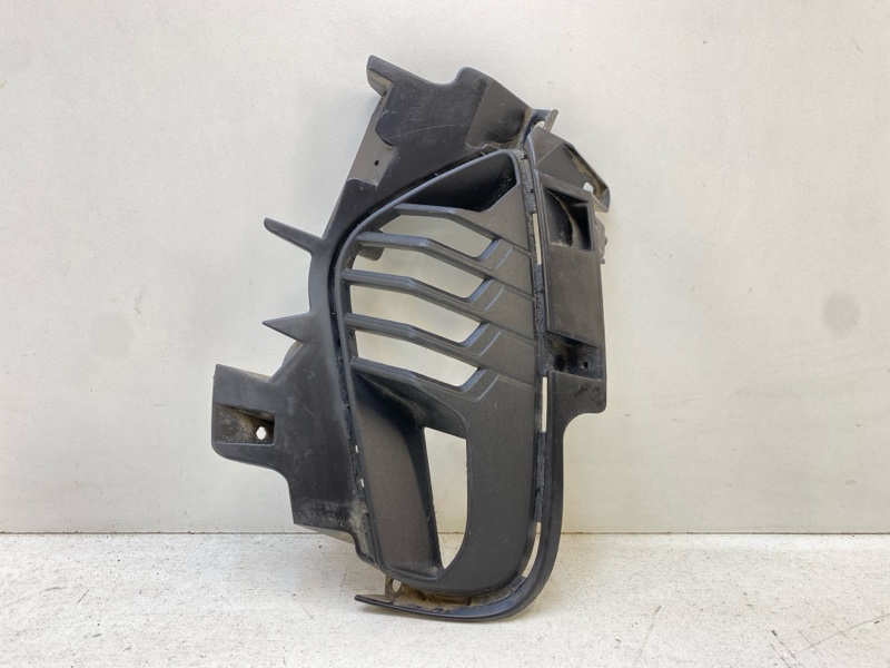 Рамка противотуманной фары левой