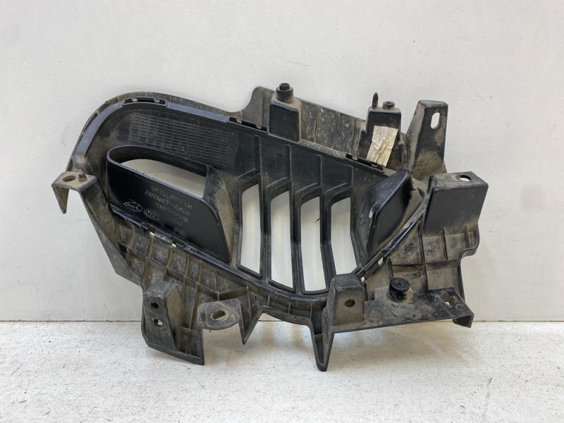 Рамка противотуманной фары левой