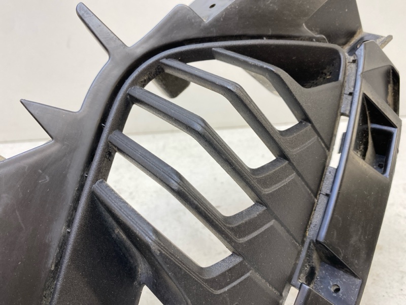 Рамка противотуманной фары левой