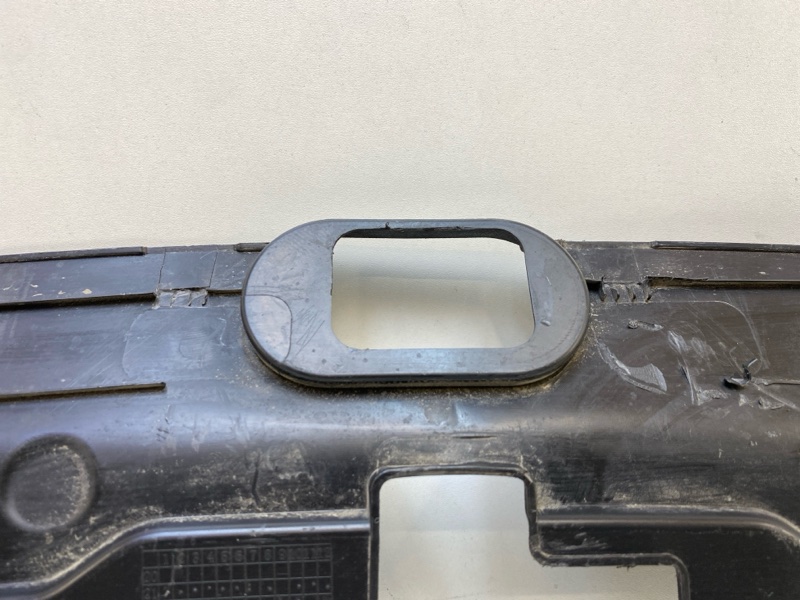 Кожух замка капота