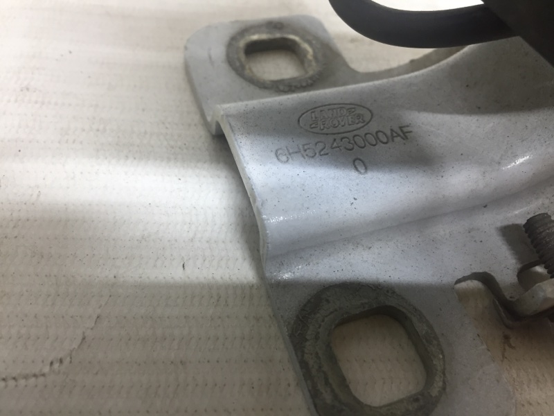 Петля крышки багажника