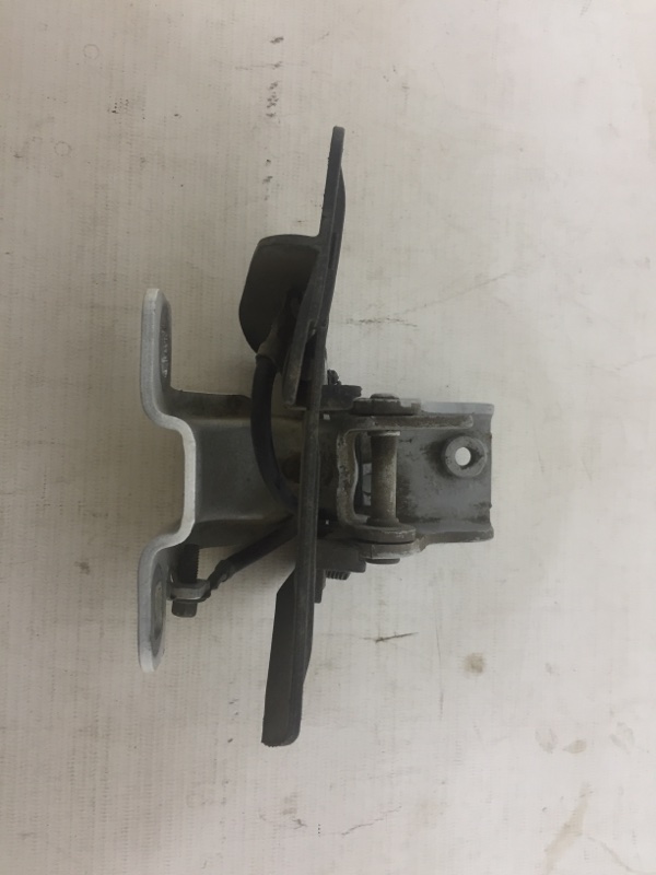 Петля крышки багажника