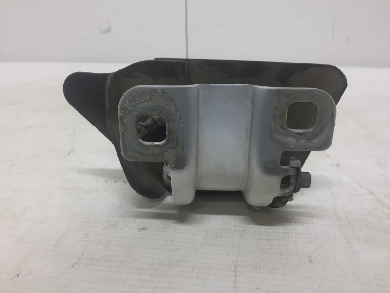 Петля крышки багажника