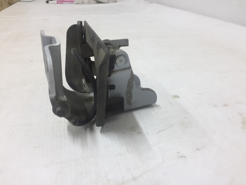 Петля крышки багажника