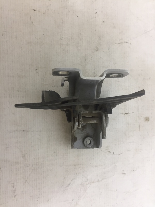 Петля крышки багажника