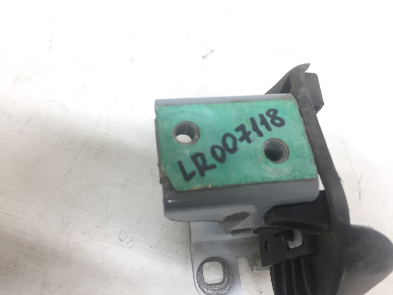 Петля крышки багажника