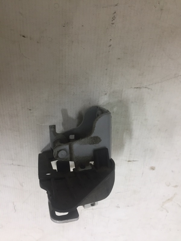 Петля крышки багажника