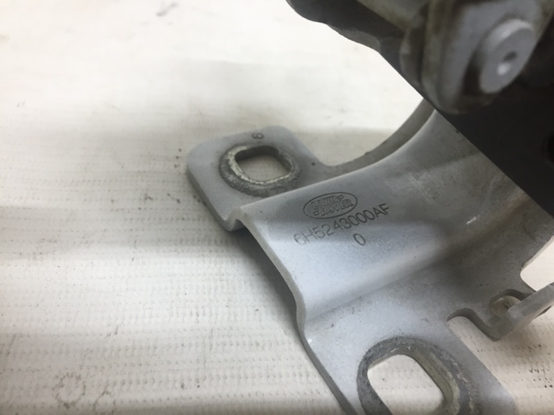 Петля крышки багажника