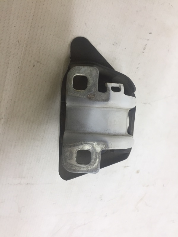 Петля крышки багажника