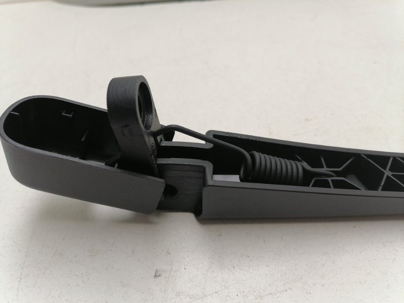 Поводок стеклоочистителя заднего