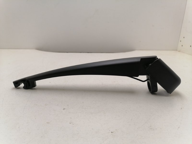 Поводок стеклоочистителя заднего