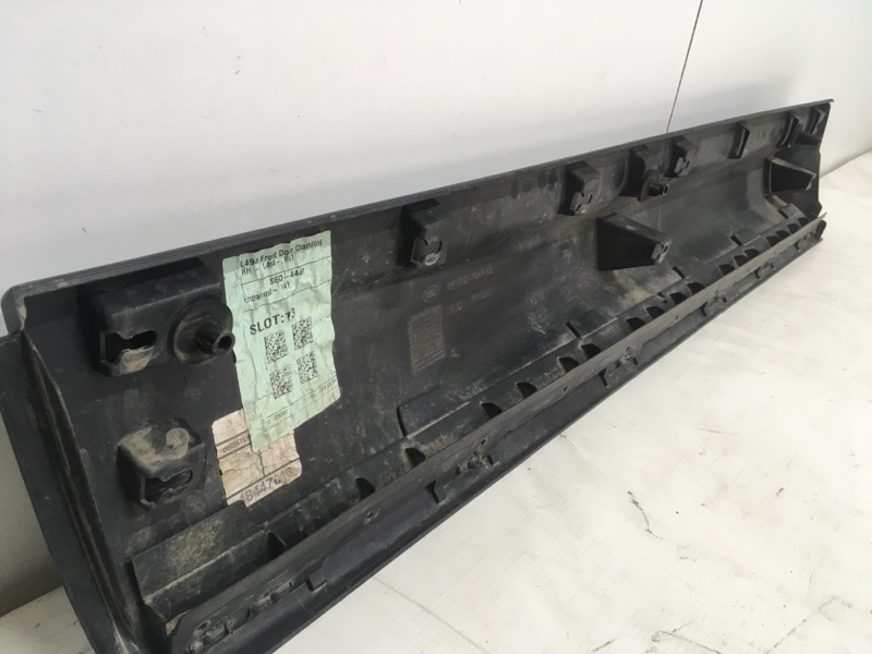 Накладка двери передней правой