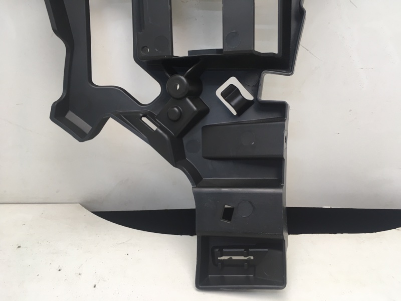 Кронштейн переднего бампера правый