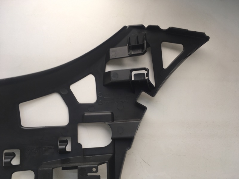 Кронштейн переднего бампера правый