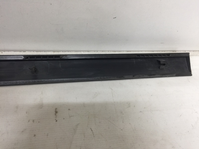 Молдинг задней левой двери