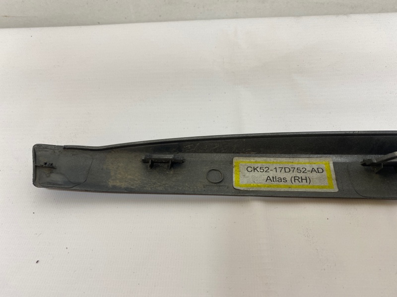 Молдинг заднего бампера правый