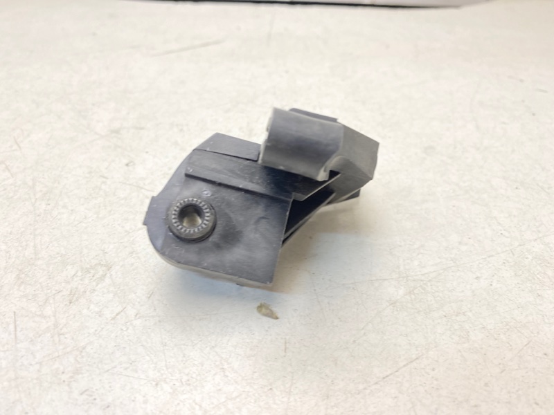 Кронштейн фар левый