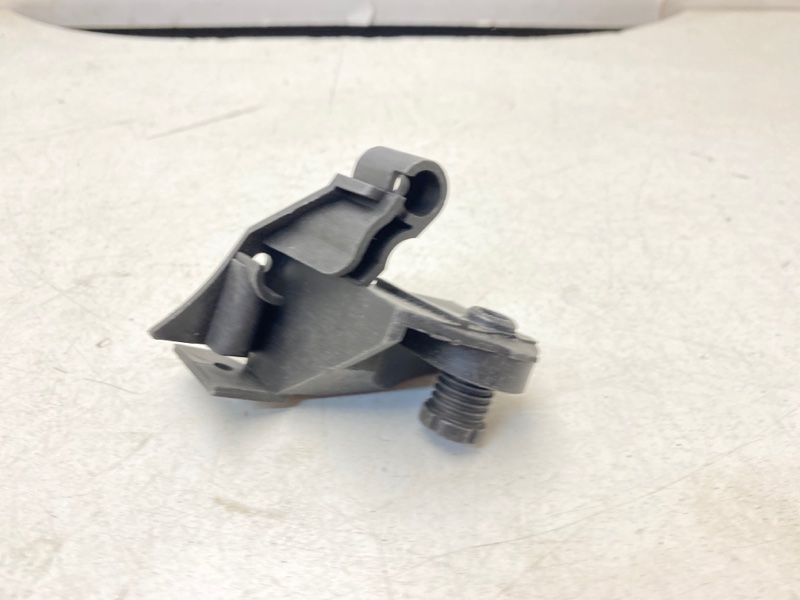 Кронштейн фар левый