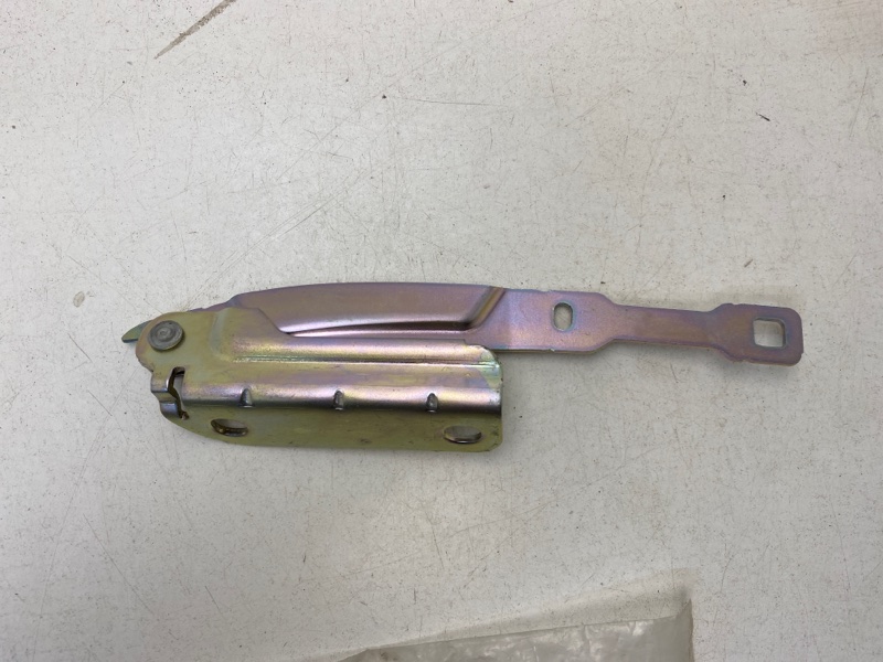 Петля капота правая