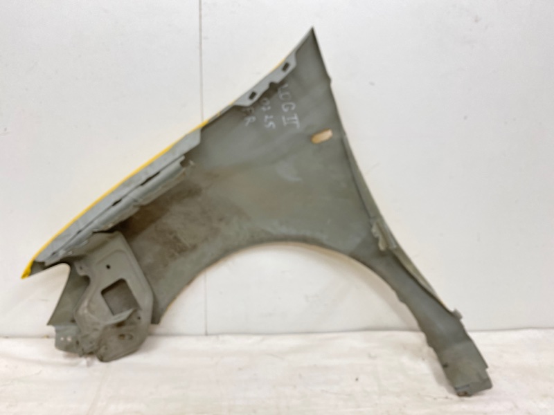 Крыло переднее правое