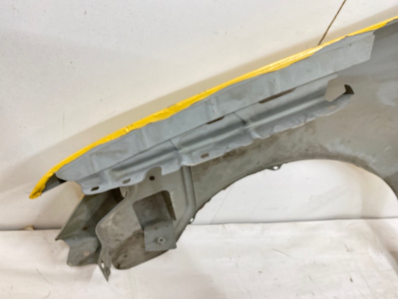 Крыло переднее правое