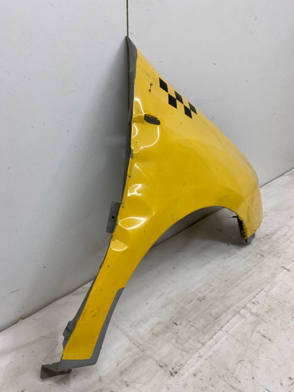 Крыло переднее правое