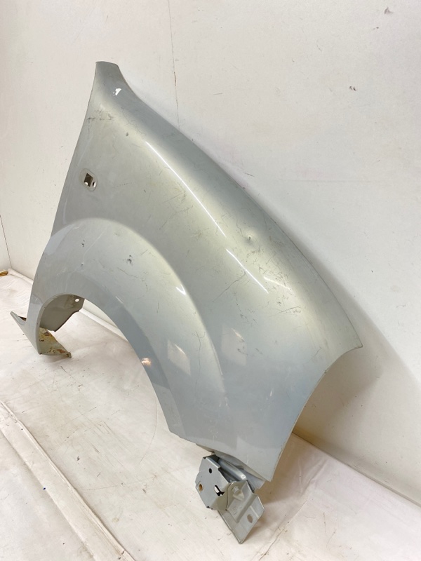 Крыло переднее правое