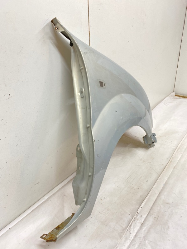 Крыло переднее правое