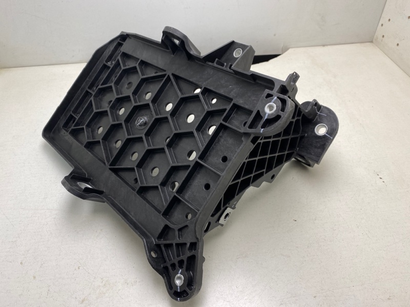 Площадка под аккумулятор (АКБ)