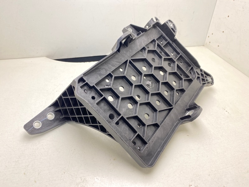 Площадка под аккумулятор (АКБ)