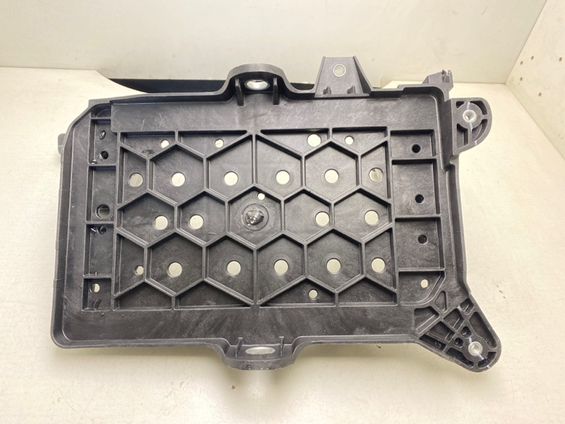 Площадка под аккумулятор (АКБ)